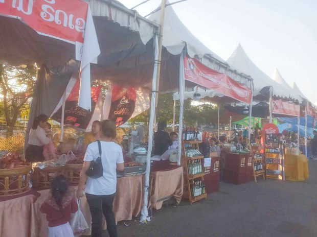 ຣັຖບານລາວ ຮຽກຮ້ອງໃຫ້ທຸກພາກສ່ວນ ຊ່ອຍແກ້ໄຂບັນຫາ ເສຖກິຈ
