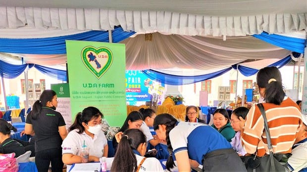 ເຊັນສັນຍາ ຈັດສົ່ງຄົນງານລາວ 6 ເມືອງໃນນະຄອນຫຼວງວຽງຈັນ ໄປເກົາຫຼີໃຕ້ ເຊັນສັນຍາ ຈັດສົ່ງຄົນງານລາວ 6 ເມືອງໃນນະຄອນຫຼວງວຽງຈັນ ໄປເກົາຫຼີໃຕ້