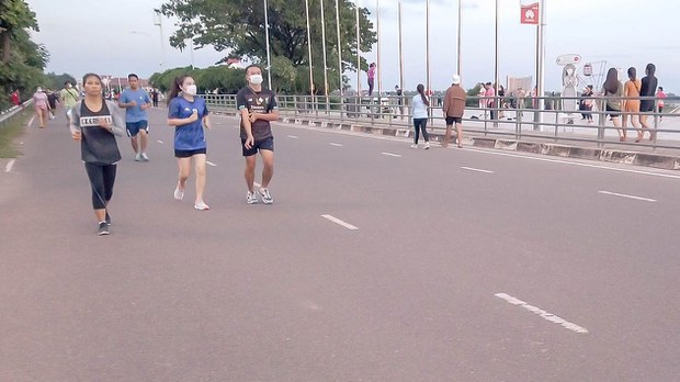 ລາວຕຽມ ເປີດປະເທດ ເພື່ອກະຕຸ້ນ ເສຖກິຈ