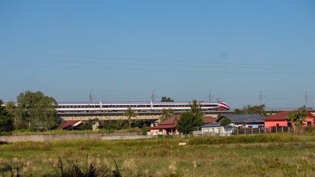 ຕຣຽມສົ່ງສິນຄ້າໄປຈີນ ຕາມທາງຣົຖໄຟລາວ-ຈີນ ຕຣຽມສົ່ງສິນຄ້າໄປຈີນ ຕາມທາງຣົຖໄຟລາວ-ຈີນ
