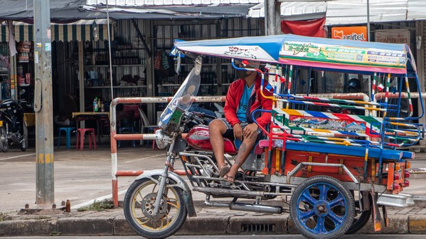 ຮຽກຮ້ອງໃຫ້ ຣັຖບານເປີດປະເທດ ເພື່ອກະຕຸ້ນ ເສຖກິຈລາວ