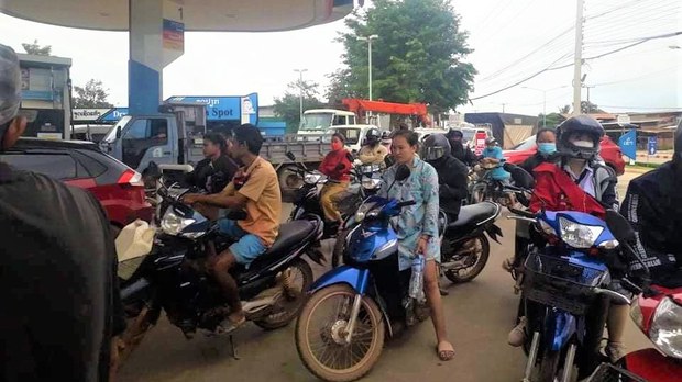 ປະຊາຊົນ ຍັງລຽນແຖວ ຖ້າໃສ່ນ້ຳມັນຣົຖ ເຊັ່ນເຄີຍ