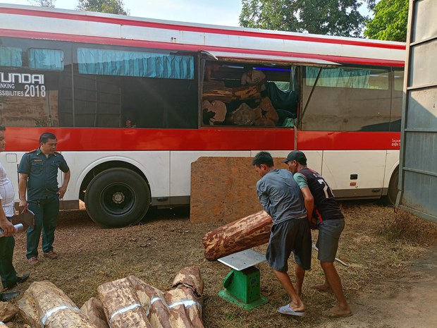 ຣົຖເມໂດຍສານ ຂົນໄມ້ຂະຍຸງຜິດກົດໝາຍ ຖືກເຈົ້າໜ້າທີ່ຍຶດໄດ້ ຣົຖເມໂດຍສານ ຂົນໄມ້ຂະຍຸງຜິດກົດໝາຍ ຖືກເຈົ້າໜ້າທີ່ຍຶດໄດ້