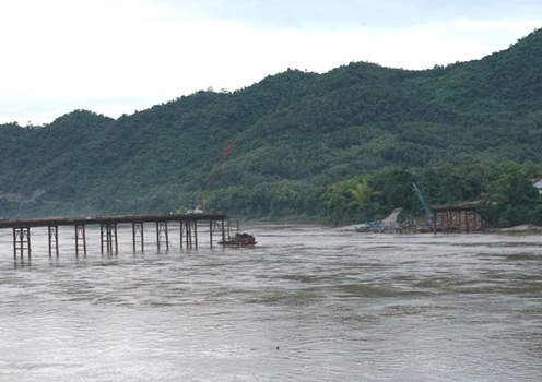ການກໍ່ສ້າງຂົວ ຂ້າມນໍ້າຂອງ ສໍາລັບທາງຣົດໄຟ ຣະຫວ່າງເມືອງຫຼວງພຣະບາງ ຫາ ເມືອງຈອມເພັດ (ຮູປຖ່າຍເດືອນຕຸລາ 2017)