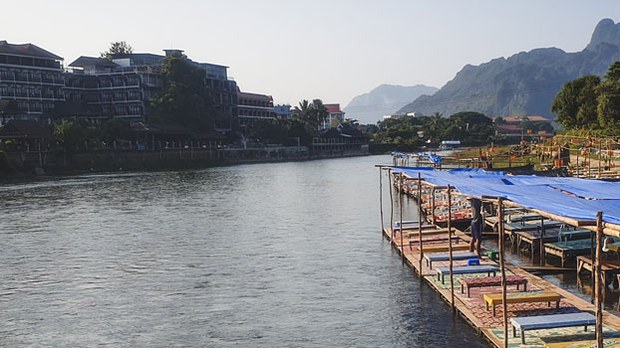 F-vangvieng-river-bank F-vangvieng-river-bank