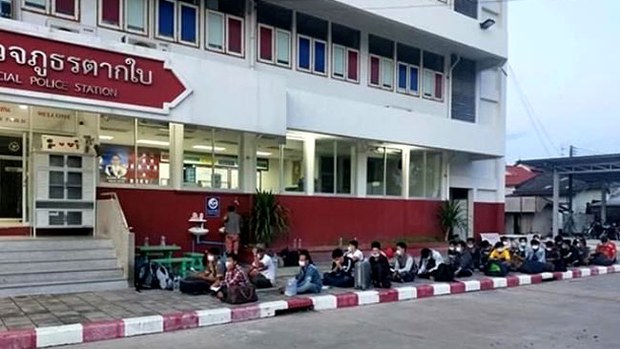 ຄົນງານລາວ ທີ່ຖືກຈັບ ຢູ່ໄທຍ ລໍຖ້າຜົນກວດ ໂຄວິດ ຄົນງານລາວ ທີ່ຖືກຈັບ ຢູ່ໄທຍ ລໍຖ້າຜົນກວດ ໂຄວິດ