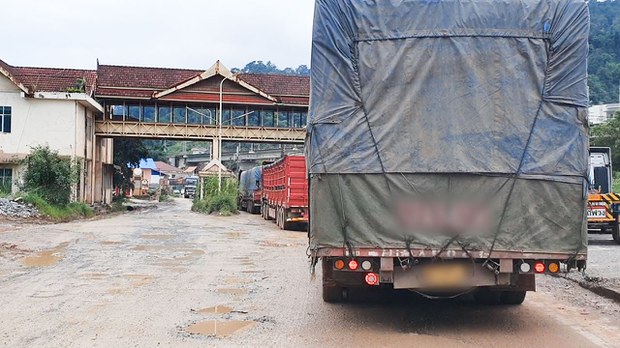 ລົດຂົນສົ່ງສິນຄ້າ ບໍລິເວນດ່ານສາກົນບໍ່ຫານ-ບໍ່ເຕັນ ບໍ່ສາມາດຂົນສົ່ງສິນຄ້າໄດ້ ລົດຂົນສົ່ງສິນຄ້າ ບໍລິເວນດ່ານສາກົນບໍ່ຫານ-ບໍ່ເຕັນ ບໍ່ສາມາດຂົນສົ່ງສິນຄ້າໄດ້