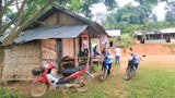 ຄຣູອາສາ ສອນມາ 10 ປີ ຕ້ອງລາອອກ