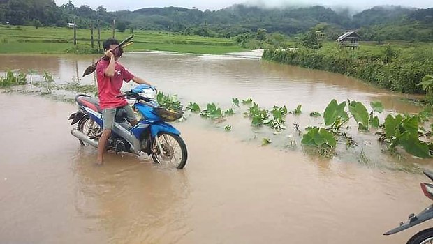ຢູ່ລາວພາກເໜືອນໍ້າຖ້ວມ ໄຮ່ນາ ຖນົນເສັຽຫາຍ