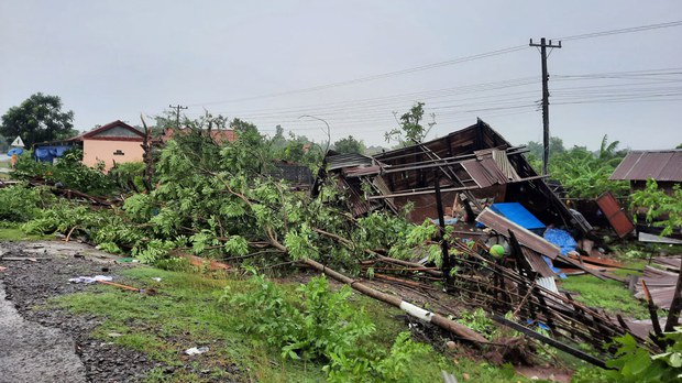 ຜູ້ປະສົບພັຍ ຈາກພະຍຸ ລໍຖ້າ ການຊ່ອຍເຫຼືອ ຜູ້ປະສົບພັຍ ຈາກພະຍຸ ລໍຖ້າ ການຊ່ອຍເຫຼືອ