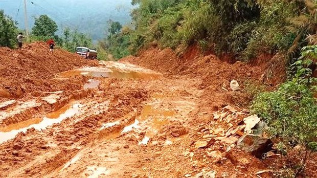 ລົດຂົນສົ່ງແຮ່ທາດ ເຮັດໃຫ້ຖະໜົນ ເຂດເມືອງລ້ອງແຈ້ງ ເປ່ເພໜັກ
