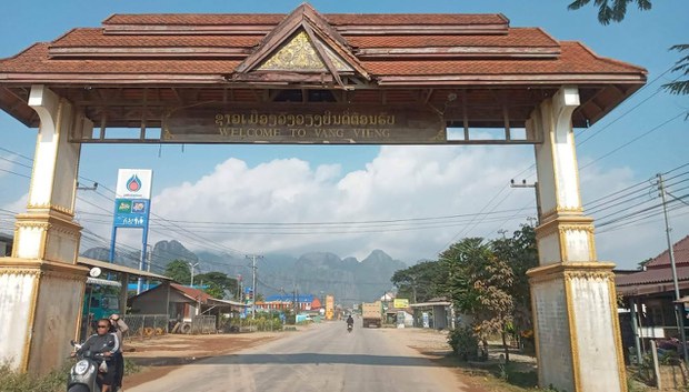 ນັກທ່ອງທ່ຽວຕ່າງປະເທດ ຕົກຈາກທ້າຍຣົຖ ບາດເຈັບ 8 ຄົນ ຢູ່ເມືອງວັງວຽງ