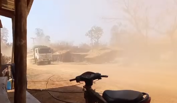 ຊາວບ້ານ ຢູ່ເມືອງບົວລະພາ ເດືອດຮ້ອນ ຈາກຣົຖຂົນແຮ່ທາດ ຊາວບ້ານ ຢູ່ເມືອງບົວລະພາ ເດືອດຮ້ອນ ຈາກຣົຖຂົນແຮ່ທາດ