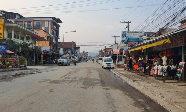 ຊາວບ້ານຢູ່ໃກ້ກັບໂຮງງານ ຊີມັງ 3 ໃນເມືອງວັງວຽງ ໄດ້ຮັບຄວາມເດືອດ ຈາກຣົຖບັນທຸກ
