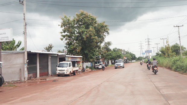 ຊາວບ້ານເດືອດຮ້ອນ ຈາກໂຮງງານຢາສູບແຫ່ງນຶ່ງ ເຂດເມືອງຫາດຊາຍຟອງ ປ່ອຍກິນຂິວ