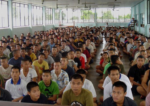 ເມື່ອ ວັນທີ 05 ພຶສຈິກາ, 2006 ຊາວໜຸ່ມລາວ ຜູ້ຕິດຢາເສບຕິດ ກຳລັງນັ່ງຟັງ ຢູ່ຫໍປະຊຸມ ທີ່ສູນຟື້ນຟູ ຢາເສບຕິດ ໃນເຂດນອກເມືອງ ນະຄອນຫຼວງວຽງຈັນ ຊຶ່ງມີການຣາຍງານວ່າ, ປະເທດລາວ ໄດ້ຮັບໄຊຊນະ ໃນສົງຄາມຝິ່ນ. ໃນຂນະດຽວກັນ ກະແສຂອງຢາເສບຕິດ ແມ່ນປ່ຽນໄປຫາ ຢາບ້າ ຢາໄອຊ ແລະ ເຮັດໃຫ້ຊາວໜຸ່ມ ຫຼາຍສິບພັນຄົນ ຕົກເປັນທາດ ຂອງມັນ. ອົງການ ສະຫະປະຊາຊາດ, ຣັຖບານ ແລະ ຜູ້ຊ່ຽວຊານ "ເຕືອນ"