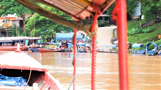 ເຮັດວຽກ ຕອບແຊັດ ແຕ່ ຖືກບັງຄັບ ໃຫ້ຂາຍໂຕ