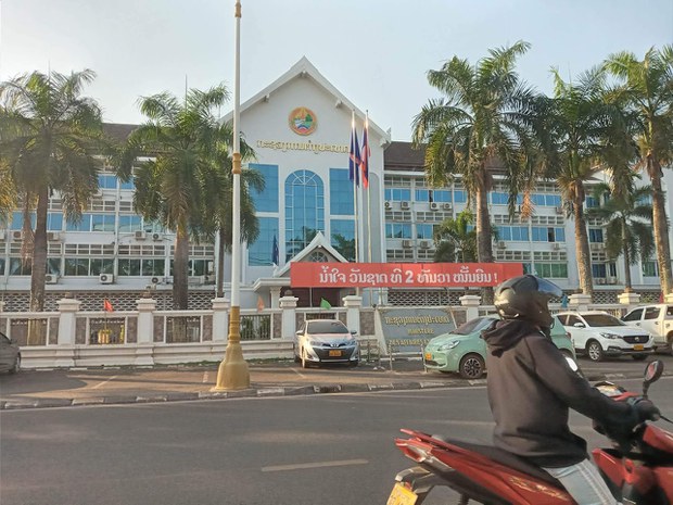 ຫົວໜ້າ ພ້ອມຮອງ ຂອງບໍຣິສັດ ປຕທ ຖືກທາງການລາວ ຄວບຄຸມ