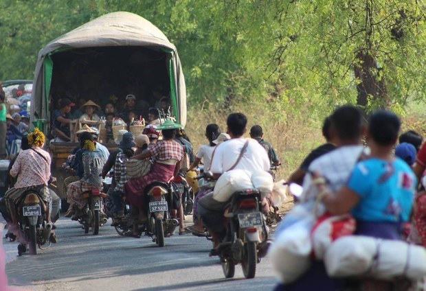 ຊາວບ້ານໜີຕາຍ ອອກຈາກບ້ານເຮືອນ ໃນເຂດຊາແກງ ປະເທດພະມ້າ ຊາວບ້ານໜີຕາຍ ອອກຈາກບ້ານເຮືອນ ໃນເຂດຊາແກງ ປະເທດພະມ້າ