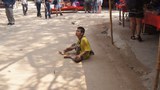 ເດັກນ້ອຍ ຂໍທານ ຢູ່ດ້ານໜ້າ ທາງເຂົ້າ ເຂດເສຖກິຈພິເສດ