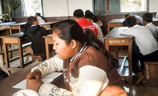 ເປັນຫຍັງ ນັກຮຽນ ເຂົ້າສອບເສັງຈົບຊັ້ນ ຈຶ່ງຫຼຸດລົງຫຼາຍ ໃນແຕ່ລະປີ