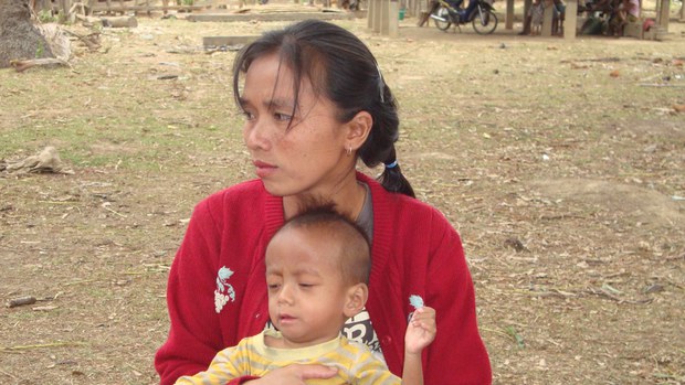 ເພາະຄວາມຈົນ ຈຶ່ງຕ້ອງທົນ ແຕ່ງດອງ ແຕ່ນ້ອຍ