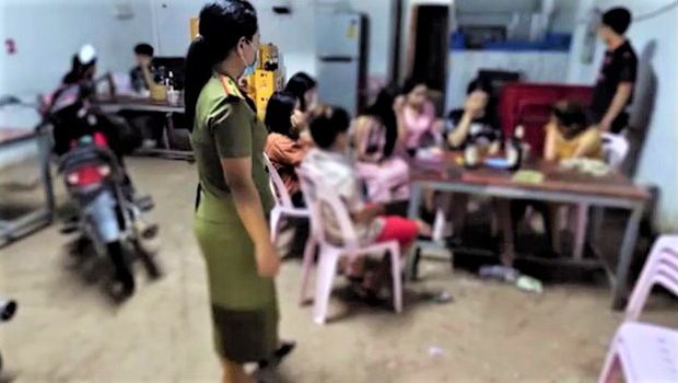 ຕຳຣວດ ສຶກສາອົບຮົມແມ່່ຍິງ ຂາຍບໍຣິການທາງເພດ ຕຳຣວດ ສຶກສາອົບຮົມແມ່່ຍິງ ຂາຍບໍຣິການທາງເພດ