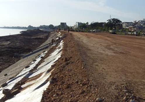 ກໍາແພງກັນຕາຝັ່ງເຈື່ຶອນ ຕາມແຄມນໍ້າຂອງ ເປັນສ່ວນນຶ່ງ ໃນໂຄງການພັທນາ (ຮູປຖ່າຍ 10-07-2010)