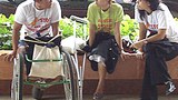ຜູ້ຖືກເຄາະຮ້າຍ ຈາກຣະເບີດຕົກຄ້າງ ແຕກໃສ່(ຜູ້ຊາຍແລະຜູ້ຢູ່ກາງ)
