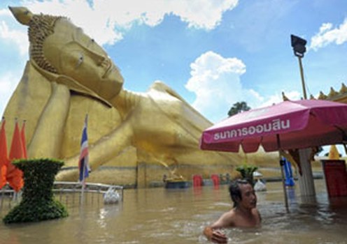 ປະເທດໄທ,ອະຍຸດທະຍາ: ຝົນຕົກໜັກນໍ້າຖ້ວມ ເລີ້ມແຕ່ວັນທິ 10 ຕຸລາ 2010. ໃນວັນທີ 25 ຕຸລາ 2010 ຊາວບ້ານຍ່າງຜ່ານນໍ້າ ທີ່ຖ້ວມຕາມໝູ່ບ້ານ ແລະວັດວາອາຣາມ ປະຊາຊົນກວ່າລ້ານຄົນ ໄດ້ຮັບເຄາະຮ້າຍ ໄພນໍ້າຖ້ວມຄັ້ງນີ້.
