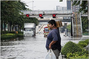 F-Thai-Flood-man F-Thai-Flood-man