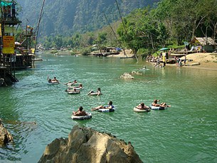 F-Vangvieng-tube-tourists