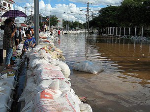 F-flood-vientiane-2008