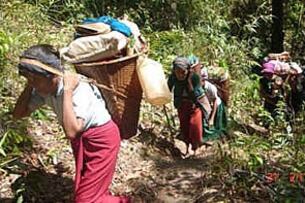 မြန်မာအစိုးရတပ်၏ လိုက်လံတိုက်ခိုက် သတ်ဖြတ်ခြင်း၊ ရွာမီးရှို့ခြင်း၊ အဓမ္မပေါ်တာဆွဲ ခိုင်းစေခြင်း၊ ဖမ်းဆီးမုဒိမ်းကျင့်ခြင်းစသည့် လူ့အခွင့်အရေး ချိုးဖောက် ရက်စက်မှုများကြောင့် တောတောင်များတွင် ထွက်ပြေး ပုန်းရှောင်နေကြသည့် ကရင်ရွာသူရွာသားများ ဖြစ်ပါသည်။ (Photo: Courtesy of Free Burma Rangers)