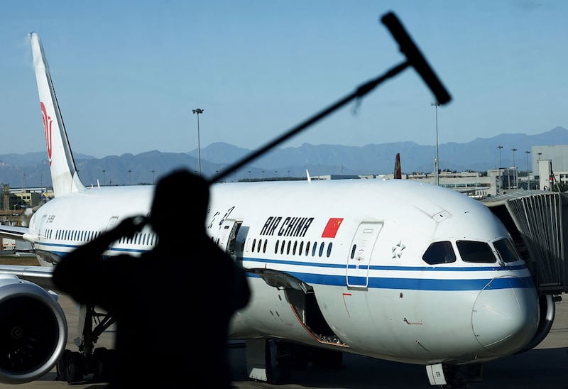 一架中国国际航空的飞机停在北京国际机场(路透社)