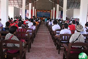 ပြည်ထောင်စု တိုင်းရင်းသားပေါင်းစုံ သဘောထား အမြင် နှီးနှောဖလှယ်ပွဲ ကို မြဝတီမြို့ ဆုံဆည်းမြိုင်ကျေးရွာရှိ DKBA ဌာနချုပ်တွင် ကျင်းပနေစဉ်။