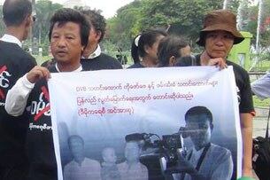 ဖမ်းဆီးခံထားရတဲ့ သတင်းထောက်တွေ လွတ်မြောက်ရေး ဧပြီလ ၂၉ ရက်နေ့က ဒီမိုကရေစီအင်အားစုအဖွဲ့က ရန်ကုန်မြို့ ဆူးလေဘုရားနားမှာ တောင်းဆိုဆန္ဒပြစဉ်