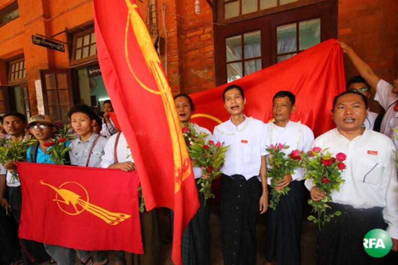 သာယာဝတီအကျဉ်းထောင်က ဧပြီလ ၈ ရက်နေ့က လွတ်မြောက်လာတဲ့ ကျောင်းသားတွေနဲ့ ဝန်းရံသူတွေကို တွေ့ရစဉ်