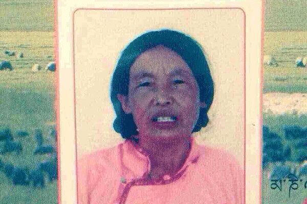 མདོ་སྨད་རྔ་བར་ཕྲུ་གུ་གསུམ་གྱི་མ་ནོར་ཕྱུག་ལགས་ནས་བོད་དོན་ཆེད་རང་ལུས་མེར་བསྲེགས་ནས་གྲོངས་འདུག