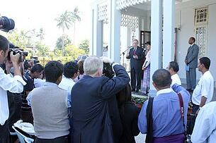 မြန်မာ့ဒီမိုကရေစီ ခေါင်းဆောင် ဒေါ်အောင်ဆန်းစုကြည်နှင့် အမေရိကန် အထက်လွှတ်တော်အမတ် Mr. Mitch McConnell ၂ဝ၁၁ ဇန်နဝါရီလ ၁၆ ရက်နေ့က တက္ကသိုလ်ရိပ်သာလမ်း ဒေါ်အောင်ဆန်းစုကြည် နေအိမ်တွင် တွေ့ဆုံအပြီး သတင်းစာရှင်းလင်းပွဲ ပြုလုပ်စဉ်။
