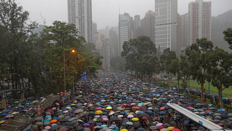 香港民众2019年8月18日在维园聚会抗议(美联社)
