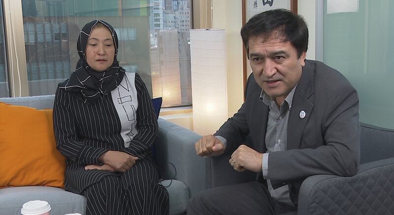 日本维吾尔协会会长担任翻译。(记者李宗翰摄)