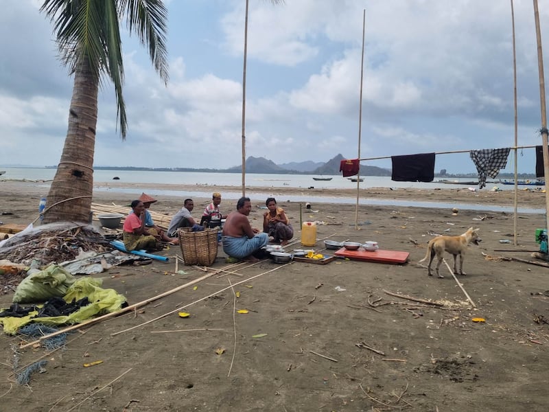 ရခိုင်ကမ်းရိုးတန်းတစ်လျှောက်က မုန်တိုင်းဒဏ်ခံပြည်သူများကို တွေ့ရစဉ်။ (Photo: Facebook/ Wai Hun Aung)