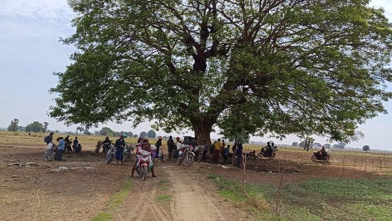 စစ်ကိုင်းတိုင်း၊ မြောင်မြို့နယ်မှာ စစ်ကောင်စီ စစ်ကြောင်းထိုးနေသောကြောင့် နေရပ်စွန့်ခွာ တိမ်းရှောင်နေရသည့် စစ်ဘေးဒုက္ခသည်များအား ၂၀၂၃ ခုနှစ်၊ မတ်လ ၂၁ ရက်နေ့က တွေ့ရစဉ်။ (CDSOM Photo)