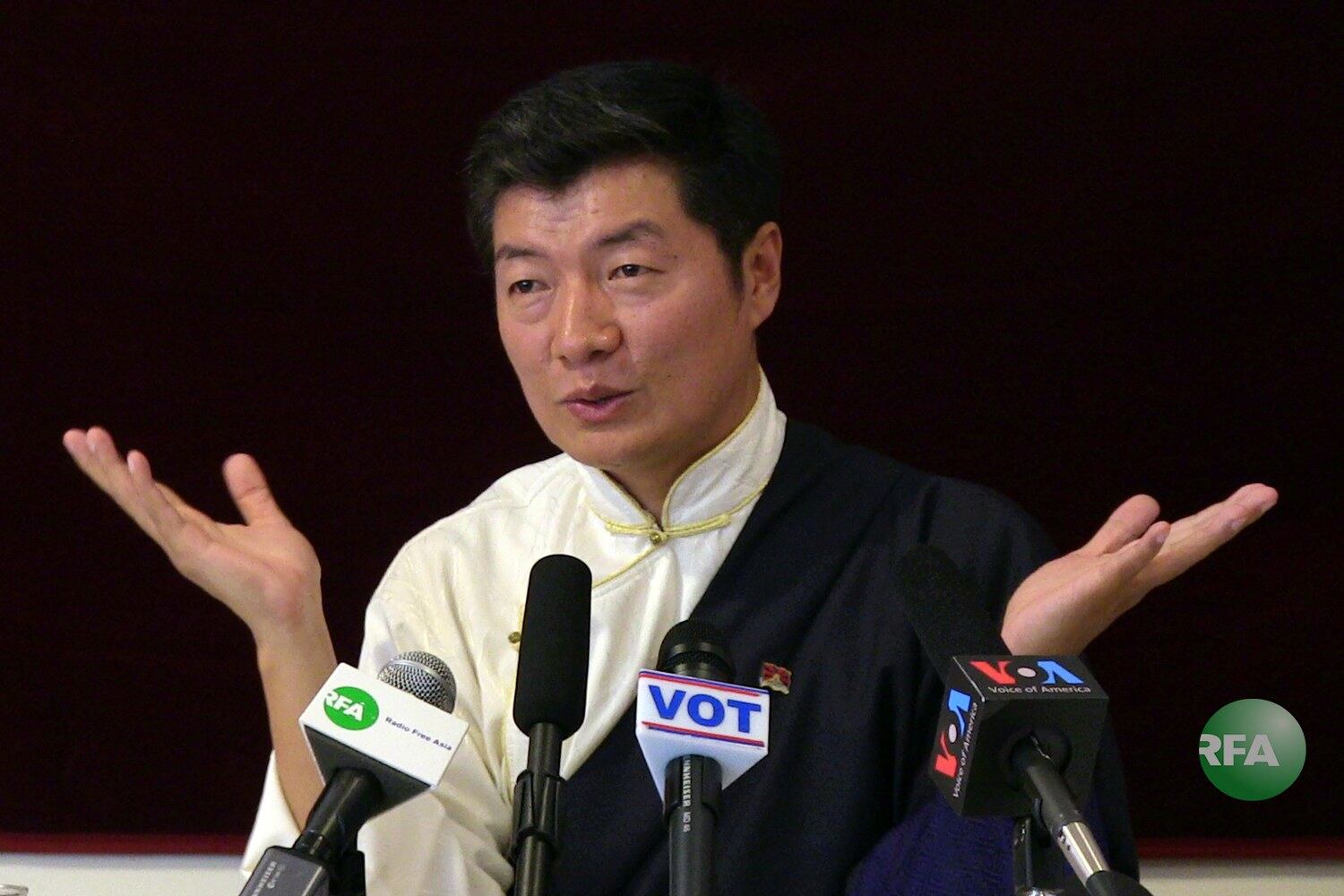 སྲིད་སྐྱོང་བློ་བཟང་སེང་གེ་མཆོག་གིས་ཁོང་༢༠༡༦ལོའི་སྲིད་སྐྱོང་གི་འོས་མིར་བཞེངས་རྒྱུའི་དངོས་གཞིའི་གསར་འགོད་གསལ་བསྒྲགས་སྐབས། ༢༠༡༥།༩།༥