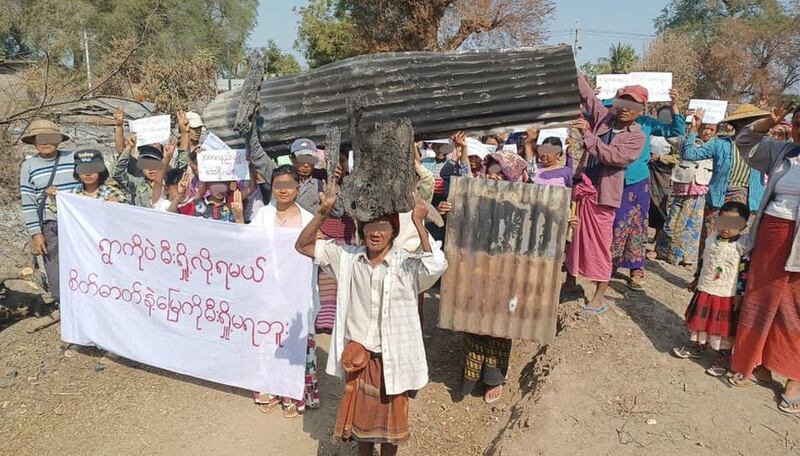 စစ်ကိုင်းတိုင်း ပုလဲမြို့နယ်ရှိ မီးရှို့ခံရသည့် ကျေးရွာတစ်ရွာမှာ ၂၀၂၂ ခုနှစ် ဖေဖော်ဝါရီ ၁၁ ရက်နေ့တွင် စစ်အာဏာရှင်ဆန့်ကျင်ရေး ဆန္ဒပြစဥ် (Photo: CJ)