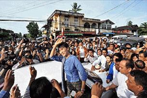 ၂ဝ၁၁ ခုနှစ် သြဂုတ်လ ၁၄ ရက်နေ့က ပဲခူးမြို့သို့ ရောက်ရှိလာသည့် မြန်မာ့ဒီမိုကရေစီခေါင်းဆောင် ဒေါ်အောင်ဆန်းစုကြည်ကို ပဲခူးလူထုက ဝိုင်းဝန်းကြိုဆိုကြစဉ်။ (Photo: RFA)