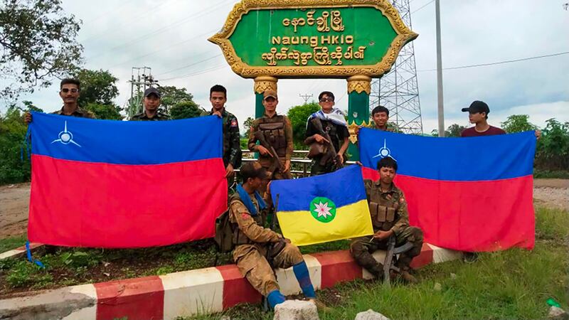 ဓနုပြည်သူ့လွတ်မြောက်ရေးတပ်မတော် (DPLA) တပ်ဖွဲ့ဝင်များအား နောင်ချိုမြို့ ရှေ့တန်းတစ်နေရာတွင် ၂၀၂၄ ခုနှစ် ဒီဇင်ဘာလက တွေ့ရစဉ်။ (Photo : Danu People's Liberation Front - DPLF)