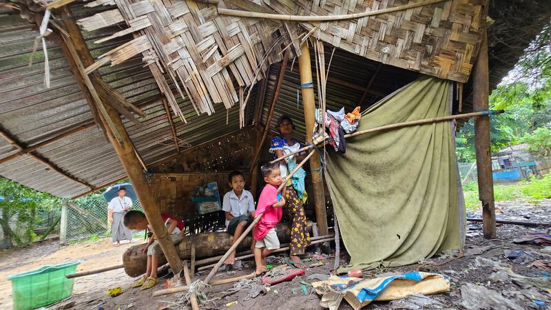 ဒေါ်အိအိစိုးတို့မိသားစုကို ရန်ကုန်တိုင်း၊ သန်လျင်မြို့နယ် ကွမ်းခြံကုန်းရပ်ကွက်ထဲက အိမ်အဟောင်းလေးထဲမှာ ၂၀၂၃ ခုနှစ် ဇူလိုင်လက တွေ့ရစဉ်။ (Photo : RFA)