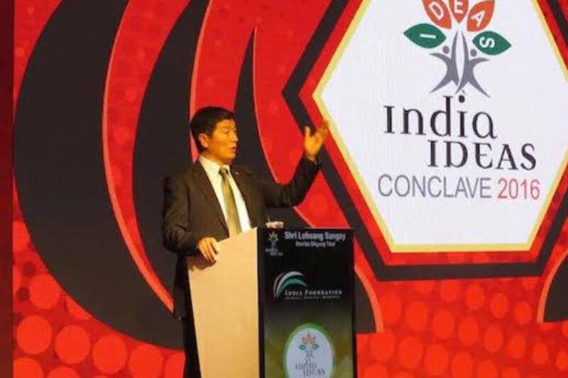 སྲིད་སྐྱོང་མཆོག་གིས་རྒྱ་གར་གྱི་ཤེས་སྟོབས་ཅན་གྱི་འདུ་འཛོམས་ཐེངས་གསུམ་པར་གཏམ་བཤད་གནང་སྐབས། ༢༠༡༦།༡༡།༥